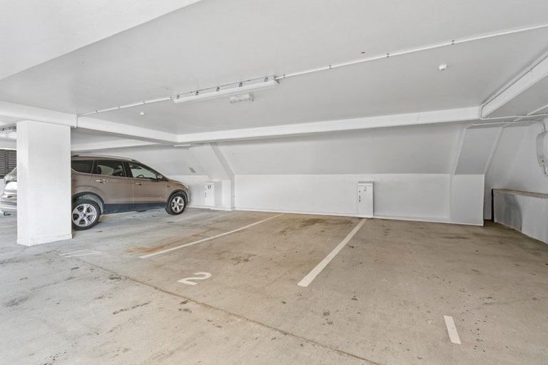 Photo of property in Shelley Bay Terraces, 2/61 Maupuia Road, Maupuia, Wellington, 6022