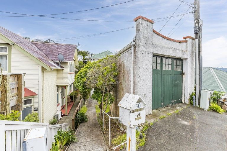 Photo of property in 30 Apuka Street, Brooklyn, Wellington, 6021