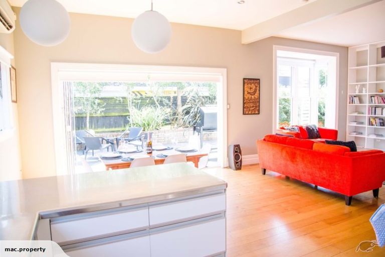 Photo of property in 913 Colombo Street, Christchurch Central, Christchurch, 8013