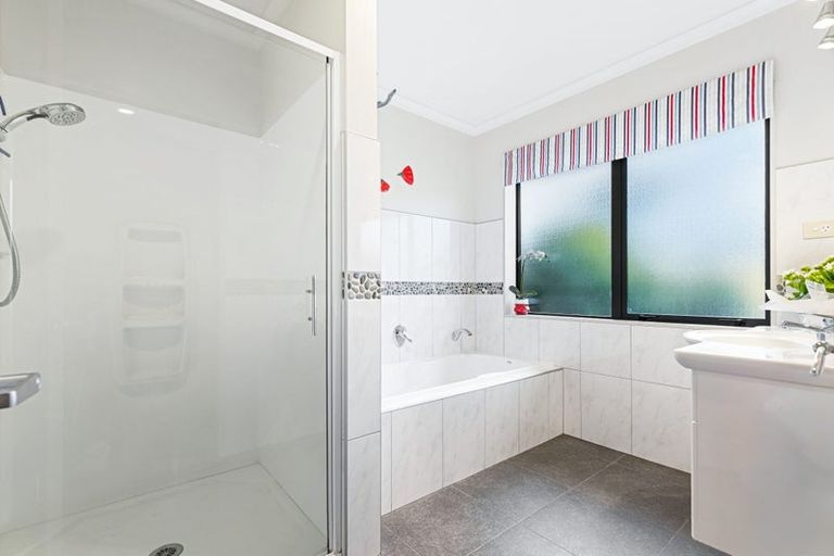 Photo of property in 41 Whangaparaoa Road, Red Beach, 0932