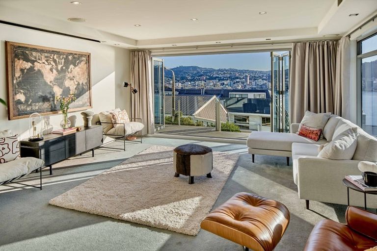 Photo of property in 25 The Crescent, Roseneath, Wellington, 6011