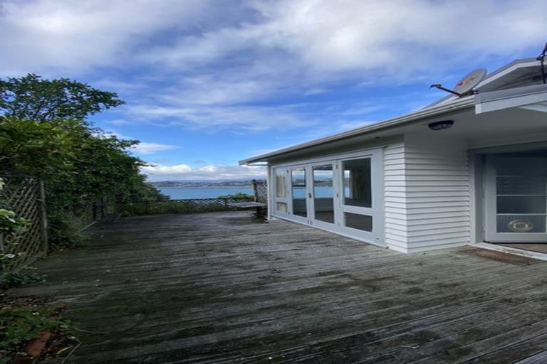 Photo of property in 24 Hungerford Road, Lyall Bay, Wellington, 6022