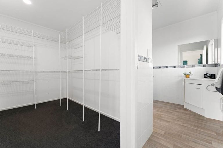 Photo of property in 28 London Street, Te Atatu Peninsula, Auckland, 0610