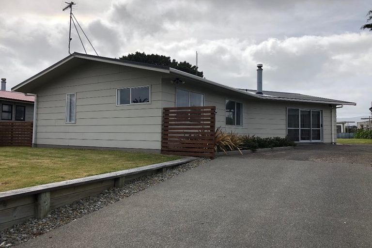 Photo of property in 52 Sarah Street, Waikawa Beach, Levin, 5573