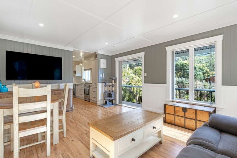 Photo of property in 16 Angle Street, Picton, 7220