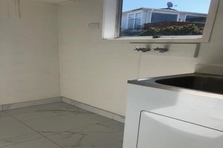 Photo of property in 1/84 Greenslade Crescent, Northcote, Auckland, 0627