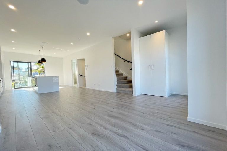 Photo of property in 7/105 Hobsonville Road, West Harbour, Auckland, 0618