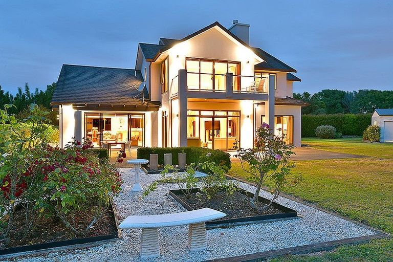 Photo of property in 15 Koraha Road, Kumeu, 0892