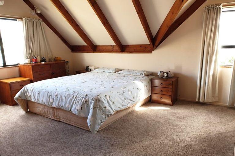 Photo of property in 16 Goldfinch Rise, Unsworth Heights, Auckland, 0632