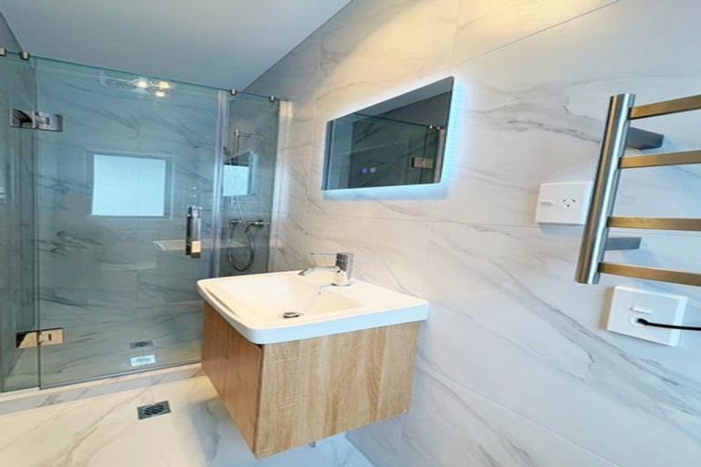 Photo of property in 12e Elcoat Avenue, Te Atatu South, Auckland, 0610