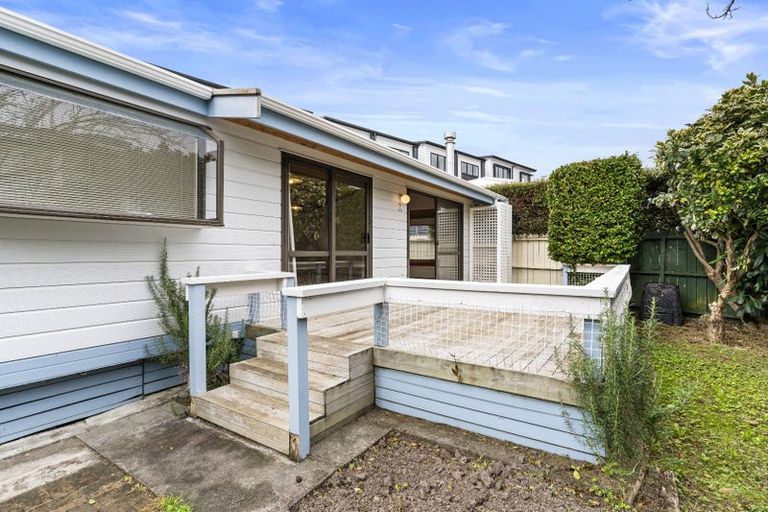 Photo of property in 2/19 Kiwi Road, Point Chevalier, Auckland, 1022