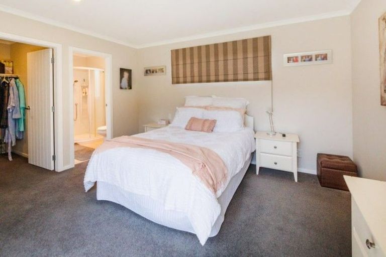 Photo of property in 10 Galea Grove, Kelvin Grove, Palmerston North, 4414