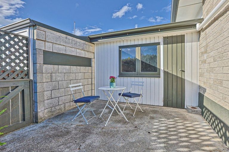 Photo of property in 2/65 Middle Road, Havelock North, 4130