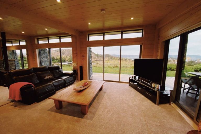 Photo of property in 17 Lookout Drive, Mount Creighton, Queenstown, 9371