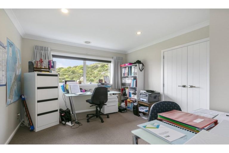 Photo of property in 15 Canary Way, Whitby, Porirua, 5024
