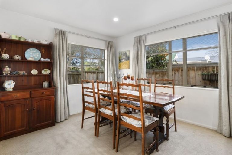 Photo of property in 2/64 Onewa Road, Northcote, Auckland, 0627