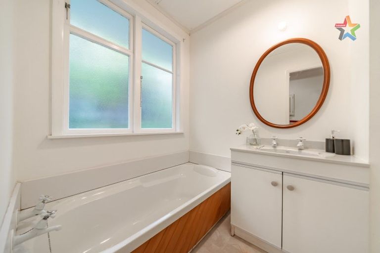 Photo of property in 20 Walnut Way, Maungaraki, Lower Hutt, 5010