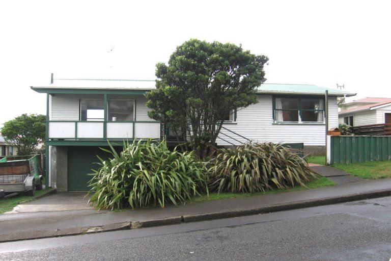 Photo of property in 14 Fitzpatrick Street, Newlands, Wellington, 6037