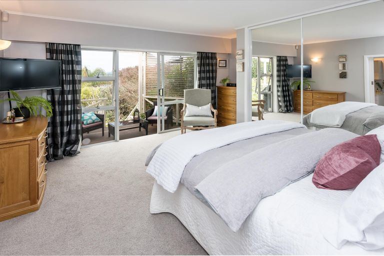 Photo of property in 20 Montgomery Crescent, Cockle Bay, Auckland, 2014