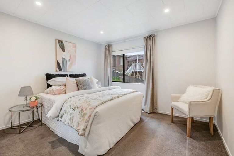 Photo of property in 2/15 Exeter Place, Unsworth Heights, Auckland, 0632