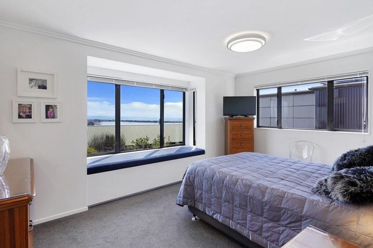 Photo of property in 11 Hilltop Lane, Mount Pleasant, Christchurch, 8081