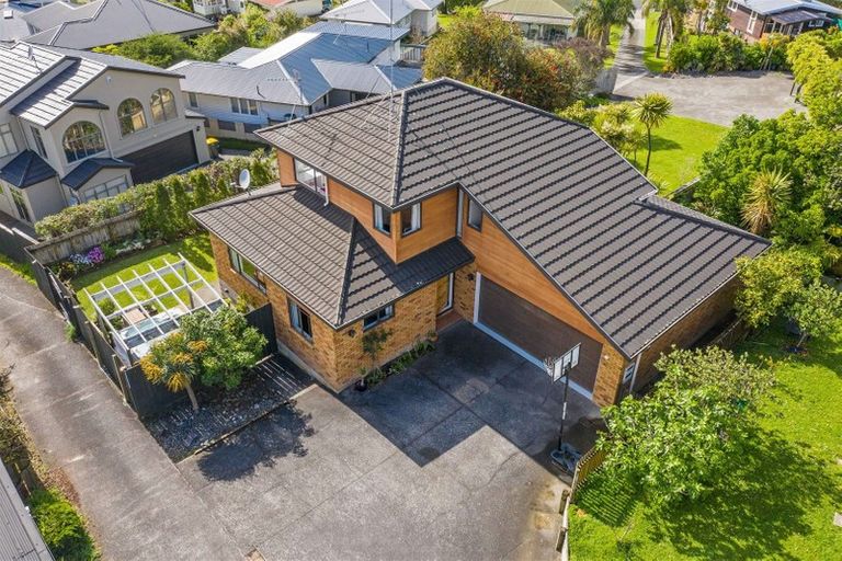 Photo of property in 2/121 Forrest Hill Road, Forrest Hill, Auckland, 0620