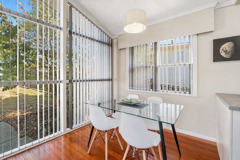 Photo of property in 39 Totaravale Drive, Totara Vale, Auckland, 0629