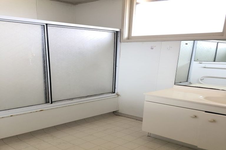 Photo of property in 1/11 Parr Terrace, Castor Bay, Auckland, 0620