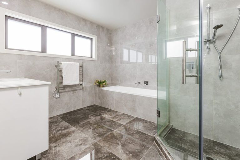 Photo of property in 6 Tapuwae Way, Mangere Bridge, Auckland, 2022