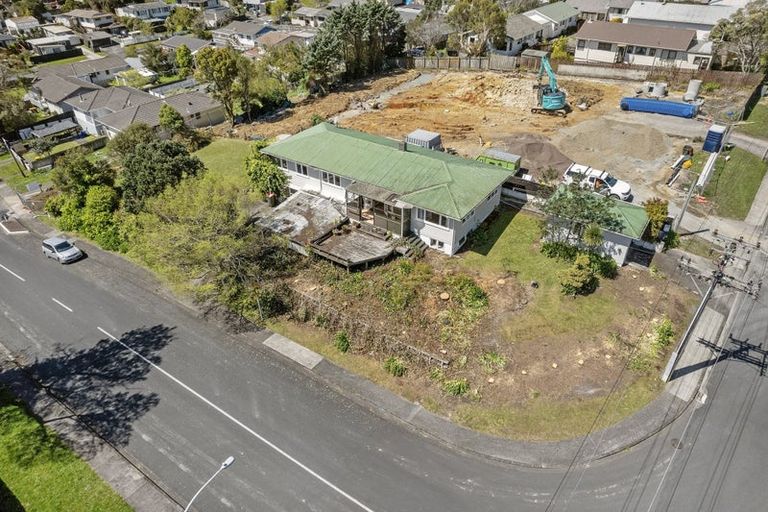 Photo of property in 84 Awaroa Road, Sunnyvale, Auckland, 0612