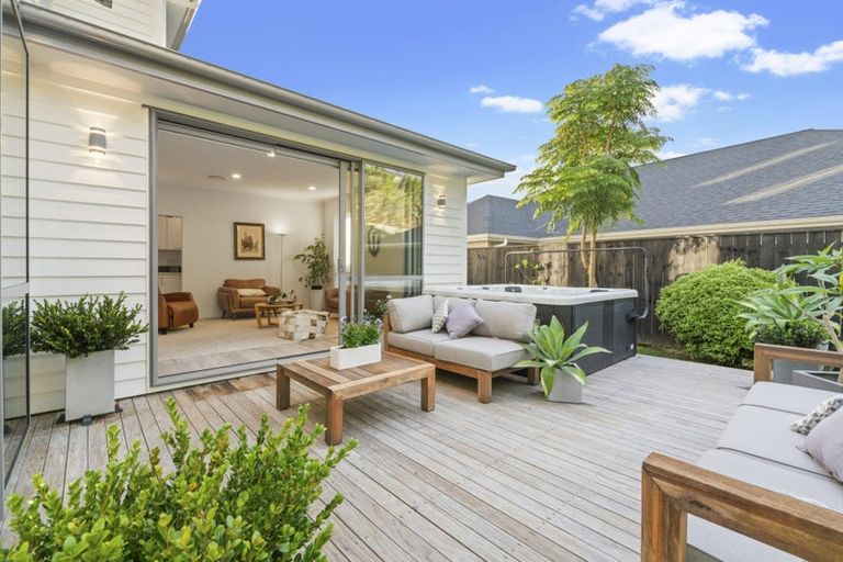 Photo of property in 16 Syd Grant Crescent, Orewa, 0931