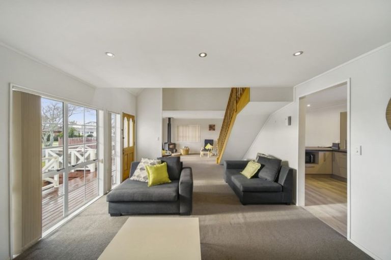 Photo of property in 8 Evanda Crescent, Conifer Grove, Takanini, 2112