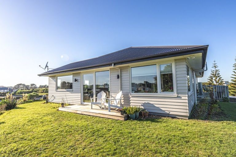 Photo of property in 12 Longbeach Drive, Castlecliff, Whanganui, 4501