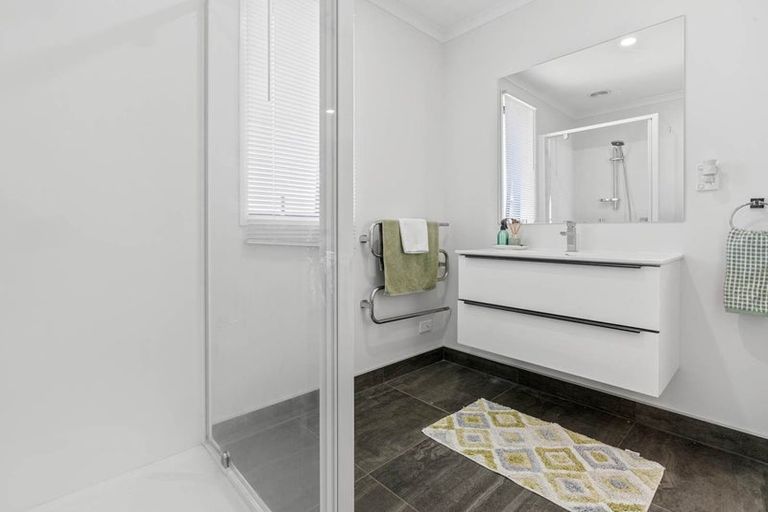 Photo of property in 21 Dumas Place, Rosehill, Papakura, 2113