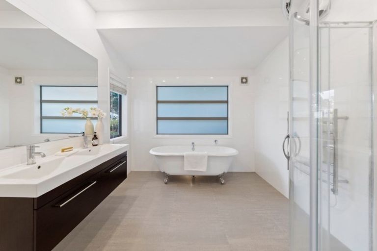 Photo of property in 201 Bleakhouse Road, Mellons Bay, Auckland, 2014