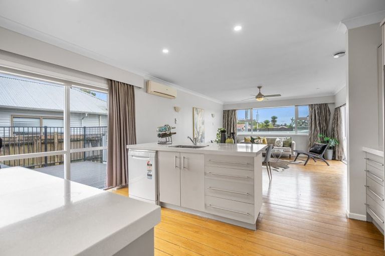 Photo of property in 1/206 Onewa Road, Birkenhead, Auckland, 0626