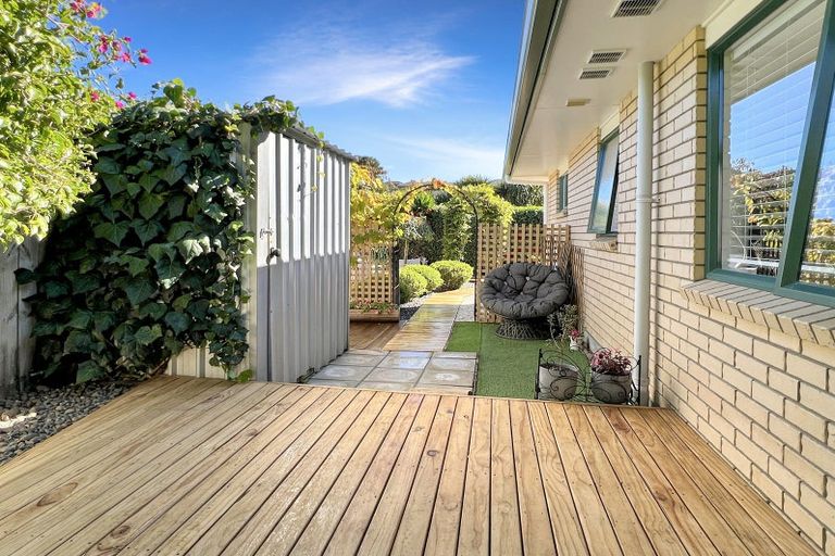 Photo of property in 15 Ina Ville Drive, Pukekohe, 2120