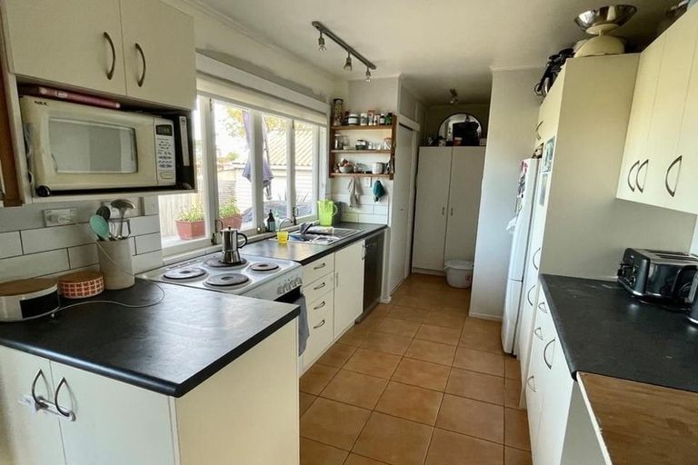 Photo of property in 28 Durham Street, Te Atatu Peninsula, Auckland, 0610