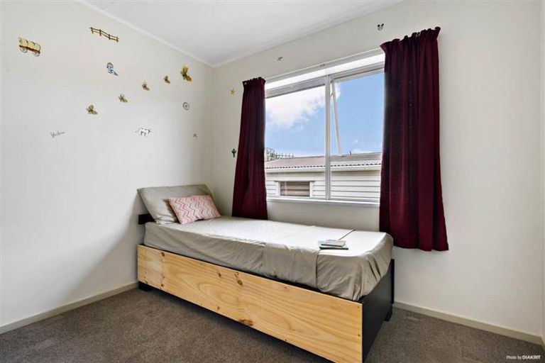 Photo of property in 17 Helms Place, Manurewa, Auckland, 2102