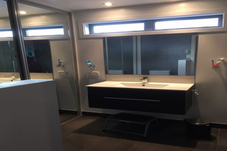 Photo of property in 2/52 Crofton Road, Harewood, Christchurch, 8051