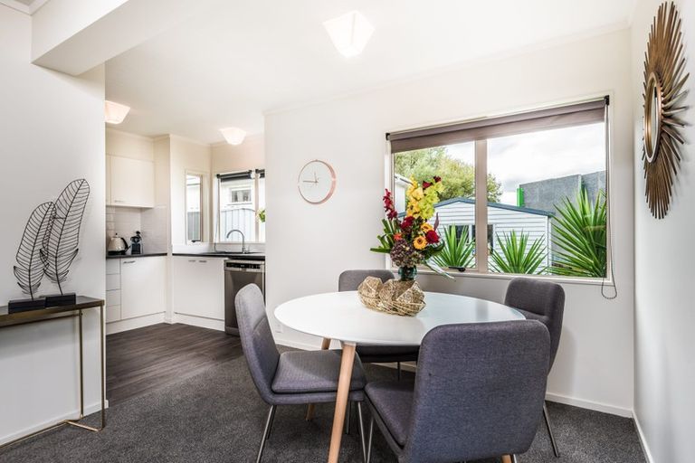 Photo of property in 1042a Great North Road, Point Chevalier, Auckland, 1022