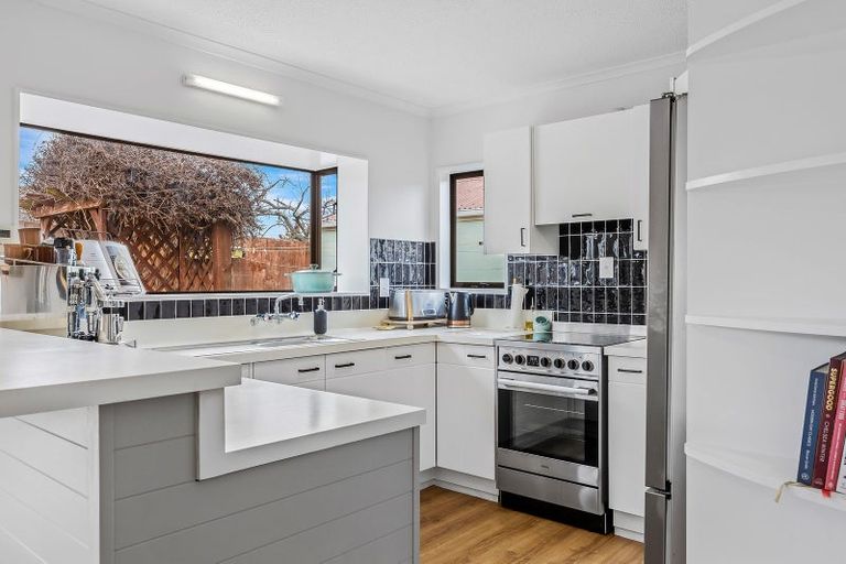 Photo of property in 2/50 Ambleside Drive, Burnside, Christchurch, 8053