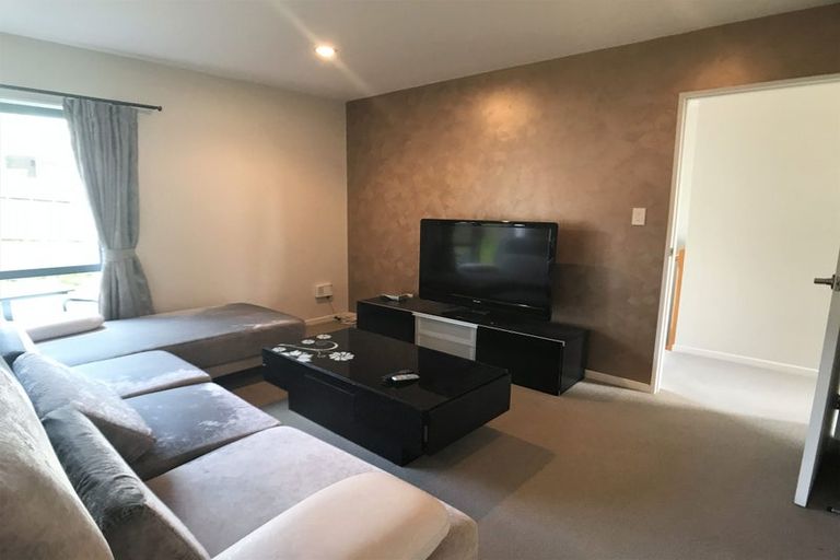 Photo of property in 28b Roberts Road, Glenfield, Auckland, 0629