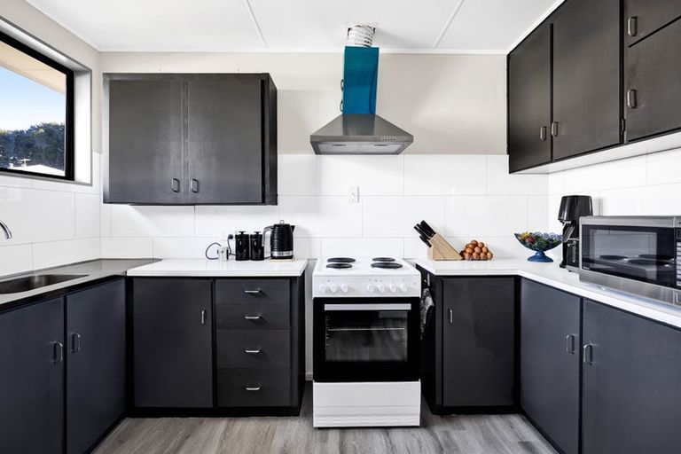 Photo of property in 6a Brixham Place, Merrilands, New Plymouth, 4312