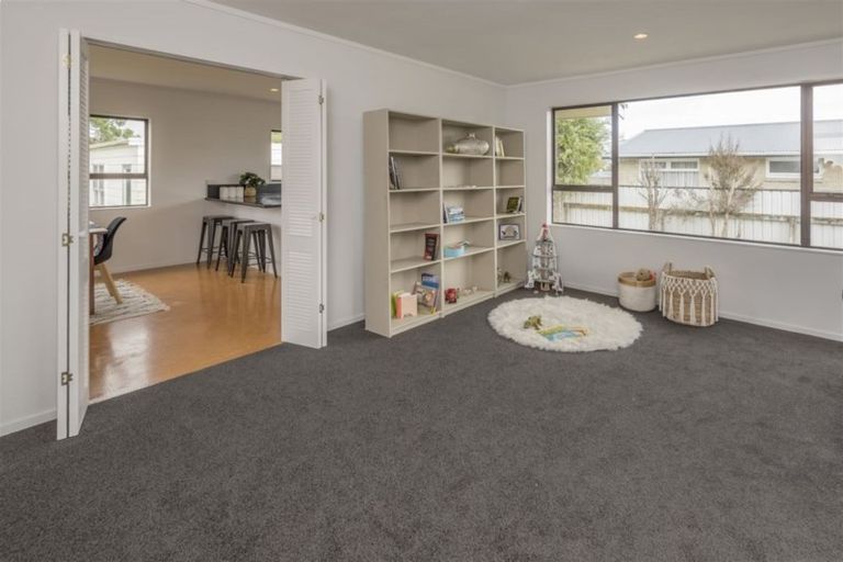 Photo of property in 6 Highbury Drive, Levin, 5510