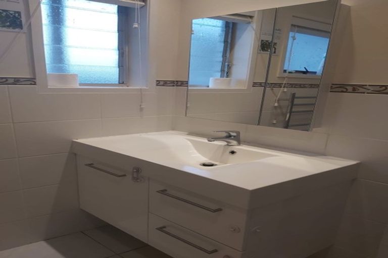 Photo of property in 1/3 Bentley Avenue, Glenfield, Auckland, 0629