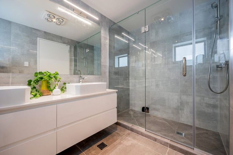 Photo of property in 1/5 Marsh Avenue, Forrest Hill, Auckland, 0620