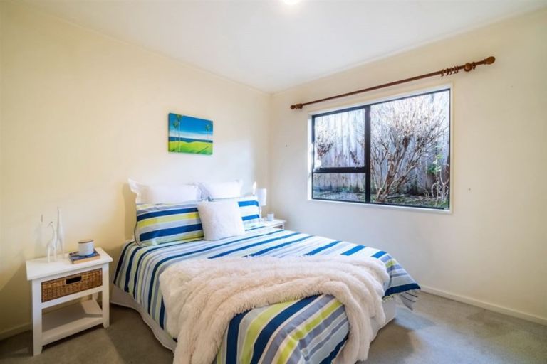 Photo of property in 2/41 Greenvalley Rise, Glenfield, Auckland, 0629