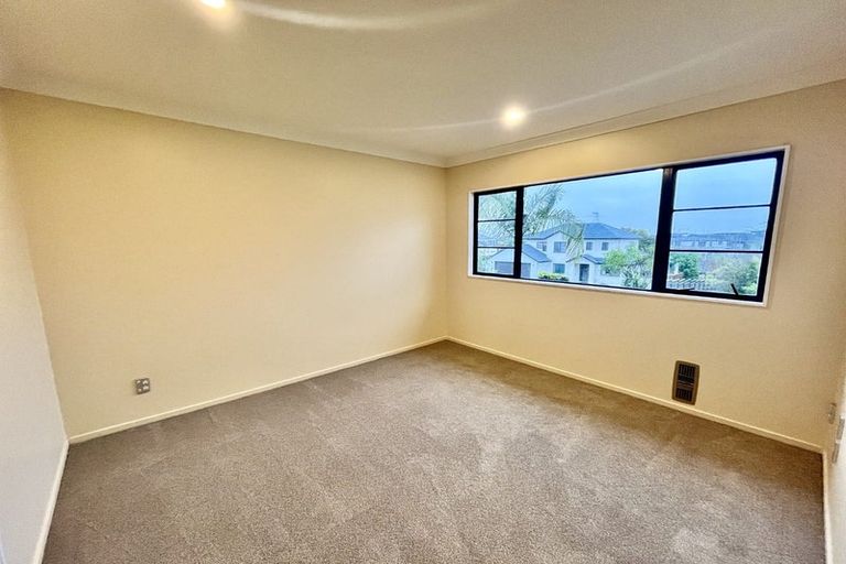 Photo of property in 5 Maidstone Place, Oteha, Auckland, 0632