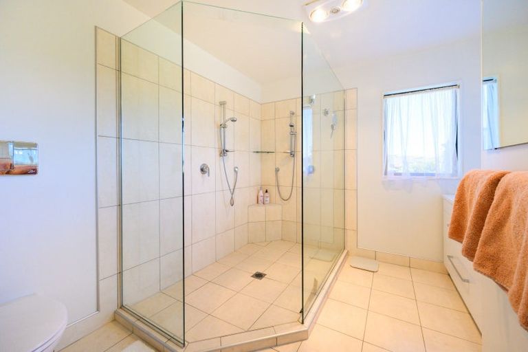 Photo of property in 70 Pacific Drive, Fitzherbert, Palmerston North, 4410